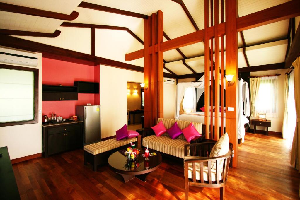 Сьюит (Люкс) курортного отеля Aonang Phu Petra Resort, Krabi, Краби