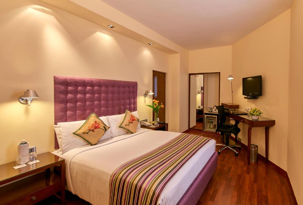 Двухместный (Standard Room with 15% Discount on Food & Beverages) отеля Royal Orchid Central, Bangalore, Бангалор