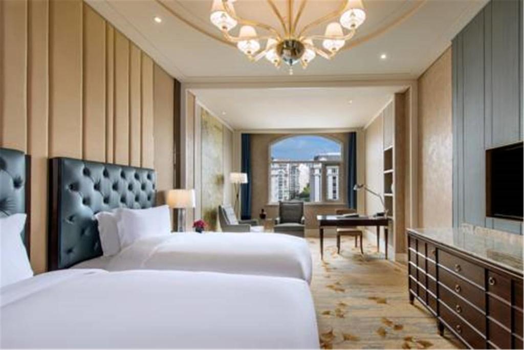 Двухместный (Роскошный двухместный номер с 2 отдельными кроватями) отеля Sofitel Shanghai Hongqiao, Шанхай