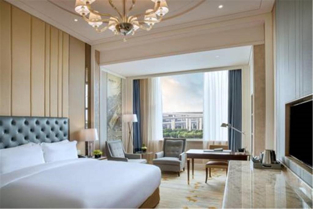 Двухместный (Улучшенный номер с 1 кроватью размера «king-size» и доступом в клуб) отеля Sofitel Shanghai Hongqiao, Шанхай