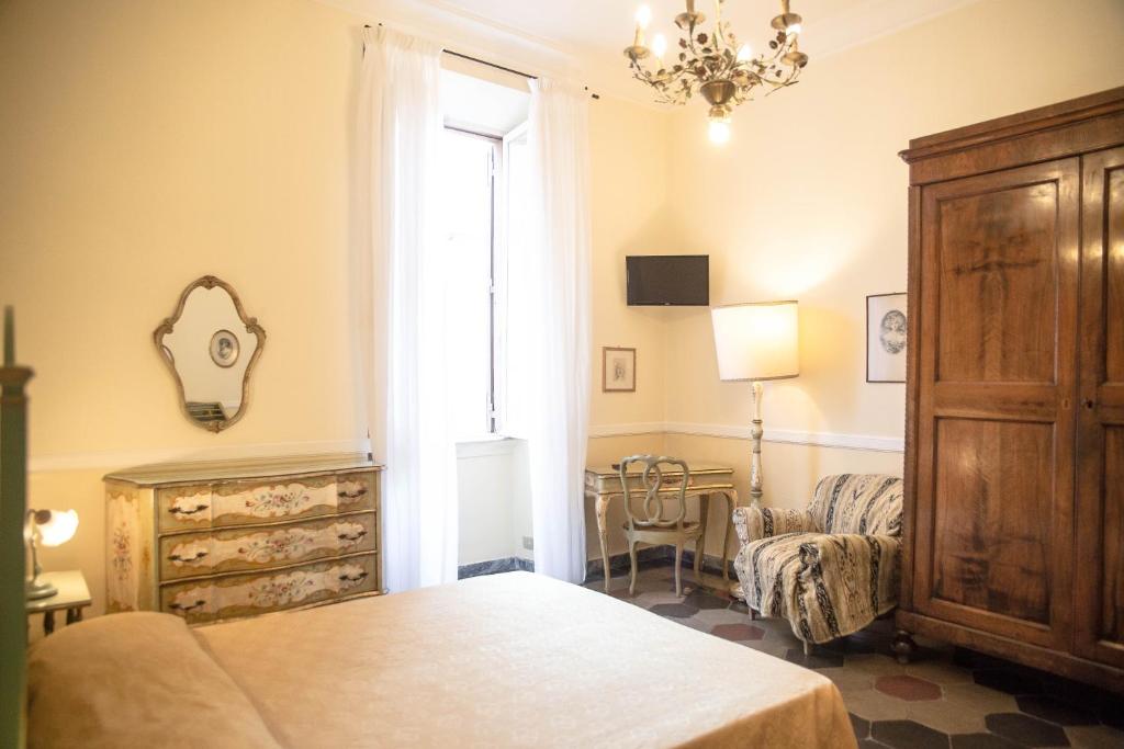 Двухместный (Улучшенный двухместный номер с 1 кроватью или 2 отдельными кроватями, с дополнительной кроватью, вид на город) гостевого дома Residenza Maritti Classic Rooms, Рим