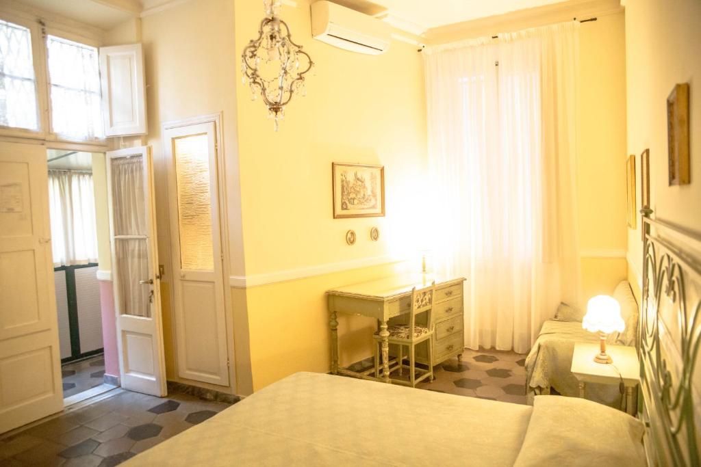 Двухместный (Двухместный номер с 1 кроватью или 2 отдельными кроватями и дополнительной кроватью) гостевого дома Residenza Maritti Classic Rooms, Рим