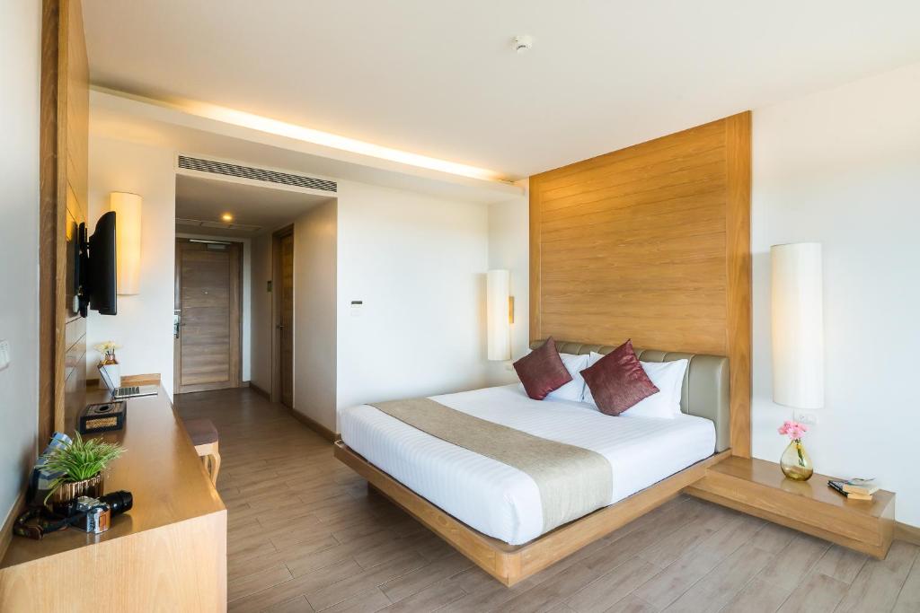 Двухместный (Улучшенный номер с кроватью размера «king-size») курортного отеля Ayrest Hua Hin, Хуахин