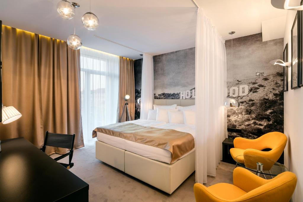 Двухместный (Дизайнерский двухместный номер Делюкс с 1 кроватью и гидромассажной ванной - Backstage) отеля Imperial Design Suites, Либерец