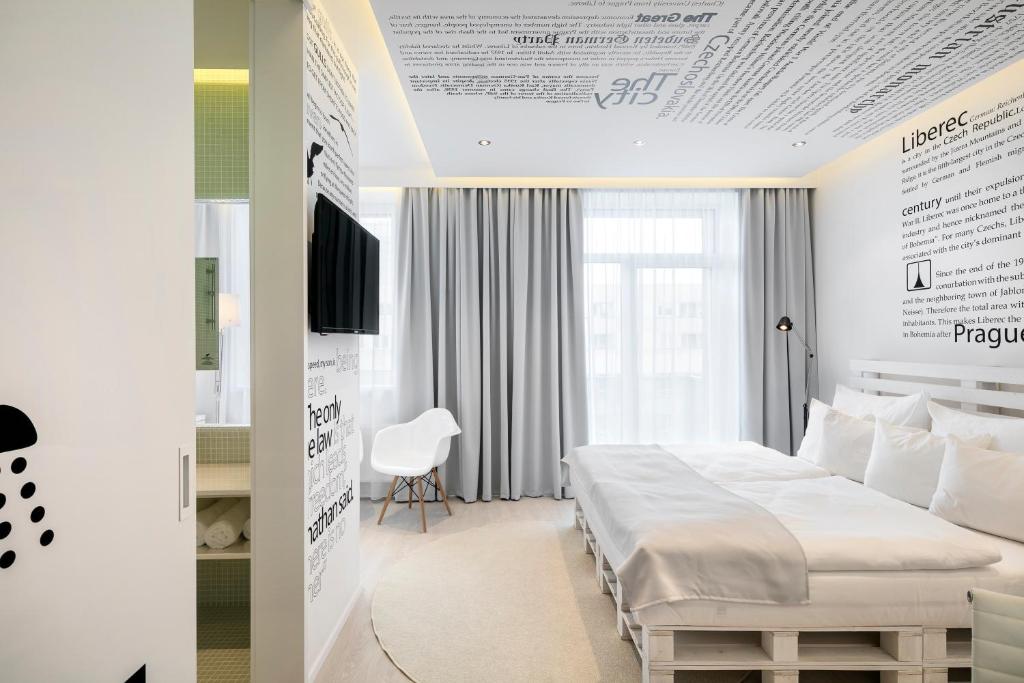 Двухместный (Дизайнерский двухместный номер Делюкс с 1 кроватью и гидромассажной ванной - White Box) отеля Imperial Design Suites, Либерец