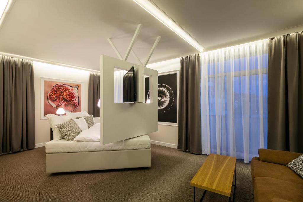 Двухместный (Дизайнерский двухместный номер «Премиум» с 1 кроватью и гидромассажной ванной - Gallery Room) отеля Imperial Design Suites, Либерец