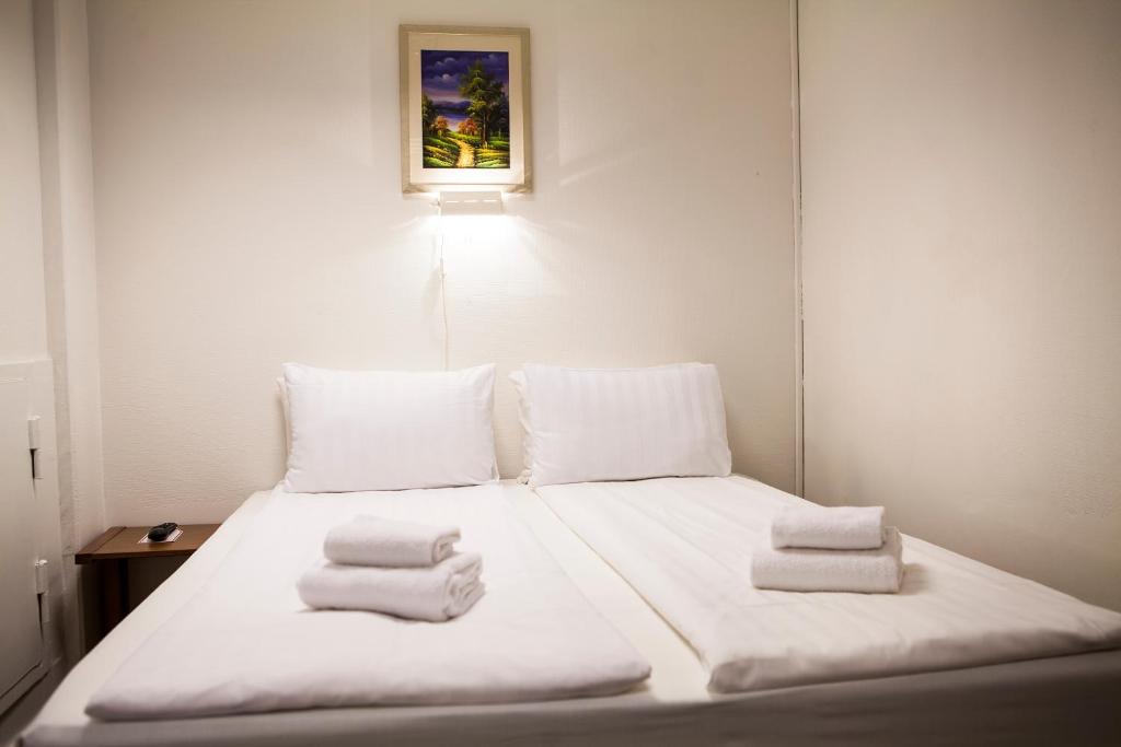 Двухместный (Двухместный номер с 2 отдельными кроватями и общей ванной комнатой, без окон) отеля Hotel Älvsjö, Стокгольм