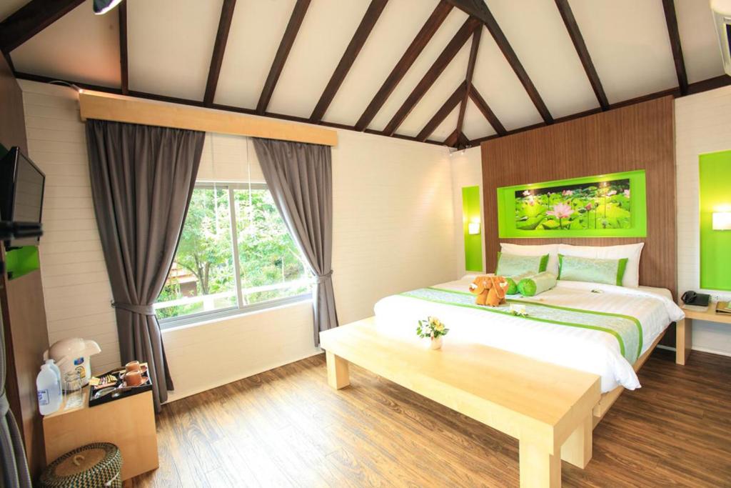 Двухместный (Улучшенный двухместный номер с 1 кроватью или 2 отдельными кроватями) курортного отеля Phi Phi Natural, Пхи-Пхи