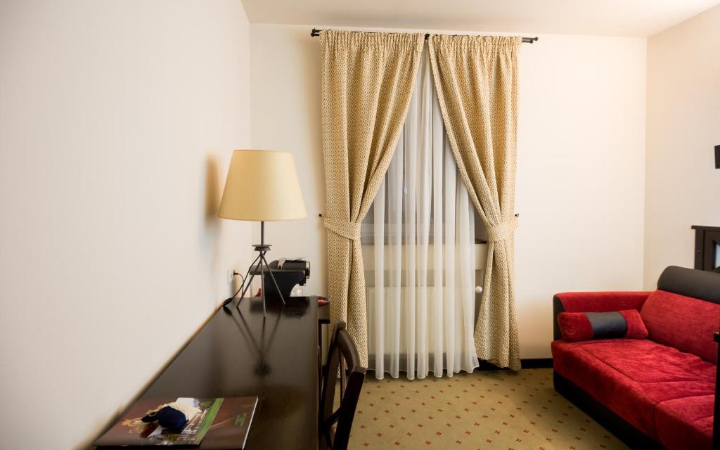 Двухместный (Улучшенный двухместный номер с 1 кроватью) отеля Hotel Gradina Morii, Сигету-Мармацией