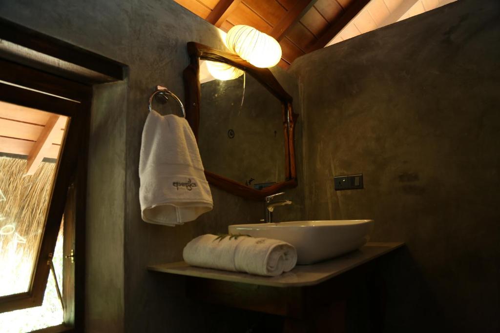 Двухместный (Двухместный номер с 1 кроватью или 2 отдельными кроватями - Пакет аюрведических услуг) курортного отеля Athreya Ayurveda Ashram, Хабарана