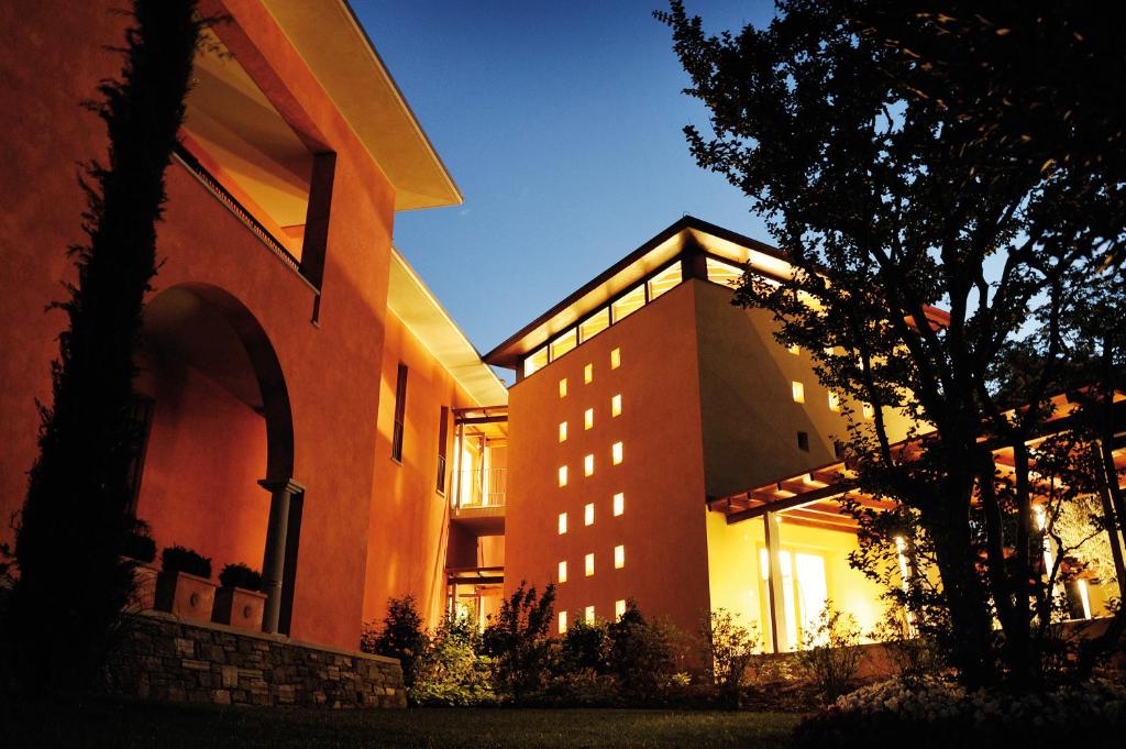 Сьюит (Роскошный главный люкс с 2 спальнями) отеля Castello del Sole Beach Resort&SPA, Аскона