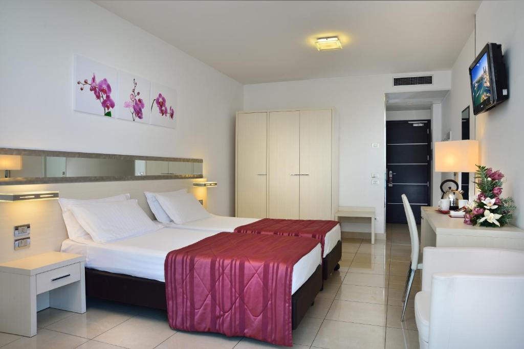 Двухместный (Улучшенный двухместный номер с 2 отдельными кроватями и балконом) отеля Mercure Hotel Rimini Artis, Римини