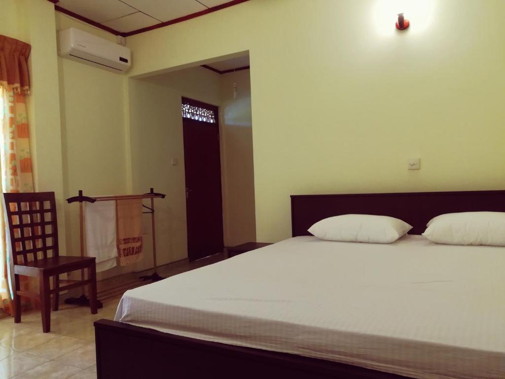 Двухместный (Двухместный номер Делюкс с 1 кроватью и балконом) семейного отеля Sunrise Beach Inn, Амбалангода