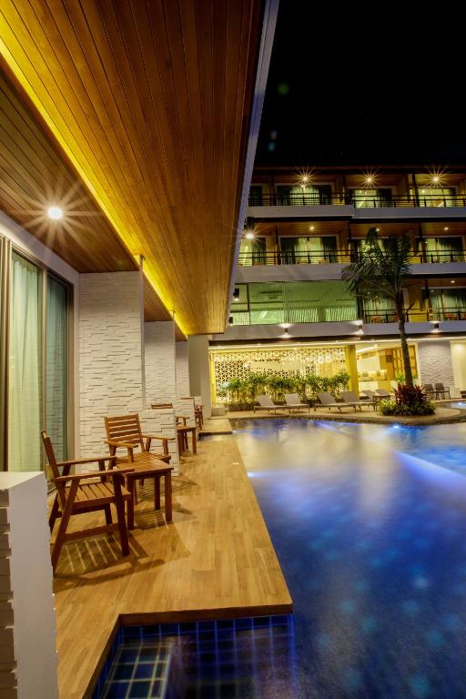 Двухместный (Двухместный номер Делюкс с 1 кроватью и доступом к бассейну) отеля Aqua Resort Phuket, Пхукет