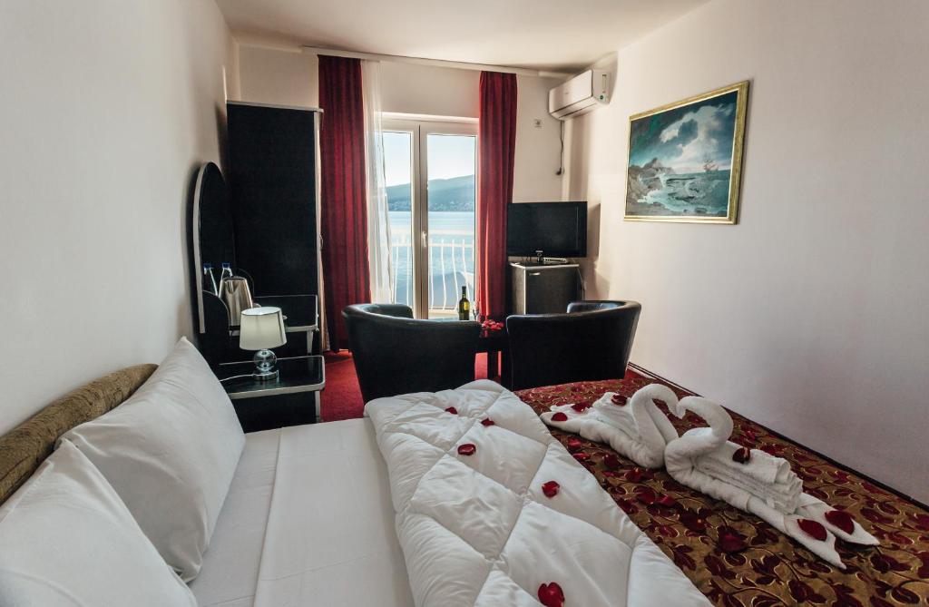 Двухместный (Улучшенный двухместный номер с 1 кроватью и видом на море) отеля Hotel Azzurro, Херцег-Нови