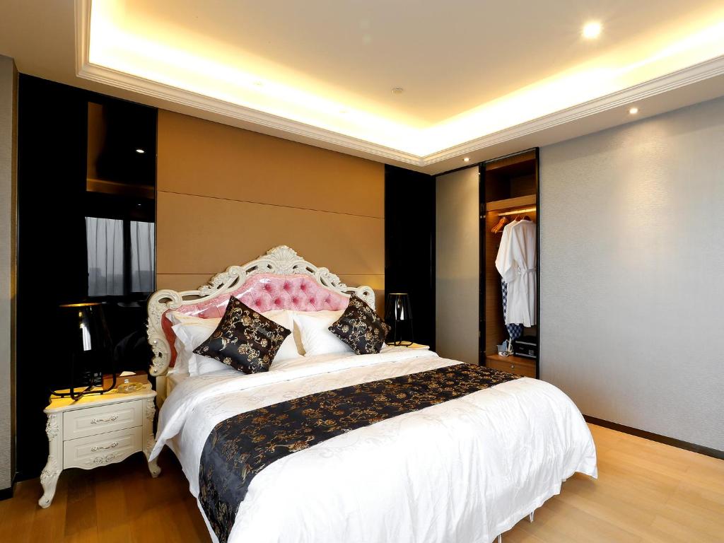Сьюит (Two-Bedroom Suite ( include airport pick up service)) апартамента Pengman Beijing Rd. A-mall Apartment, Гуанчжоу
