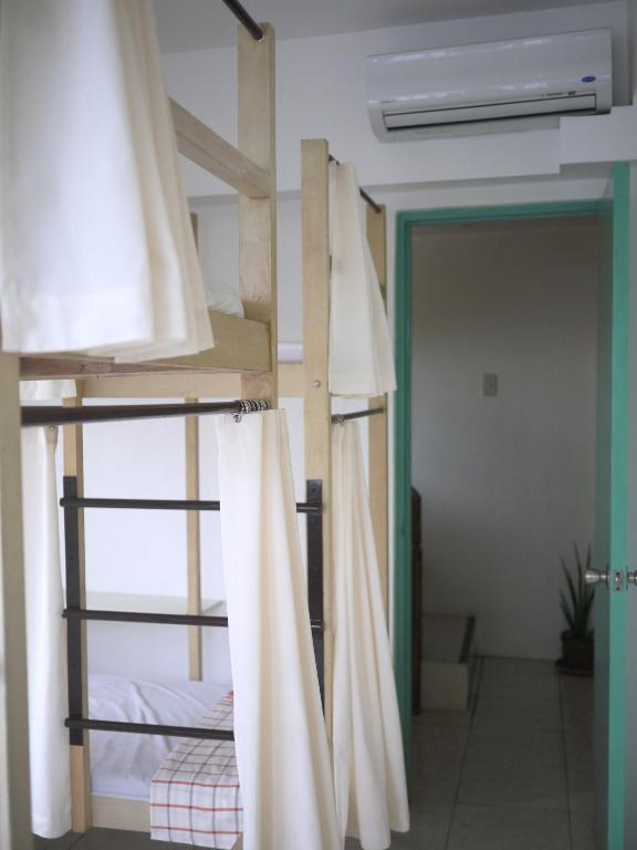 Номер (Односпальная кровать в общем 6-местном номере для мужчин и женщин) хостела 1 River Central Hostel, Манила