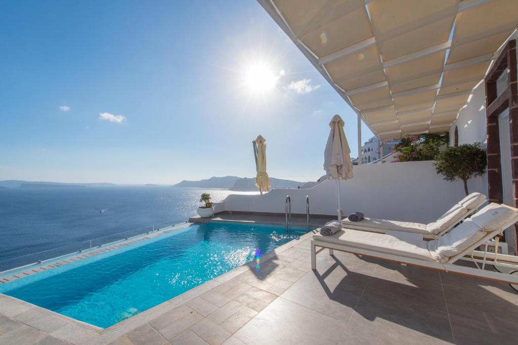 Сьюит (Люкс для новобрачных с собственным бассейном и видом на кальдеру) отеля Santorini Secret Suites & Spa, Оя