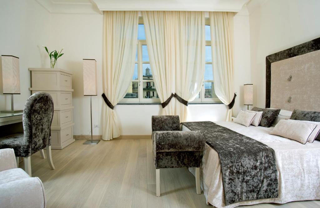 Двухместный (Улучшенный двухместный номер с 1 кроватью или 2 отдельными кроватями) отеля Albergo Palazzo Decumani, Неаполь