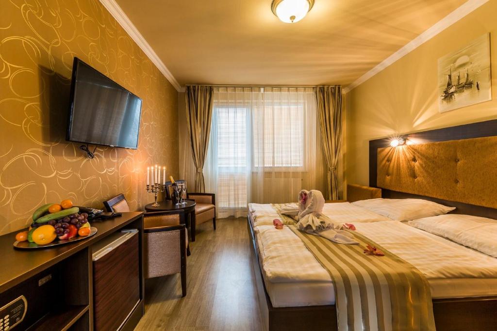 Двухместный (Двухместный номер Делюкс с 1 кроватью или 2 отдельными кроватями и балконом) отеля Hotel Sun, Сенец