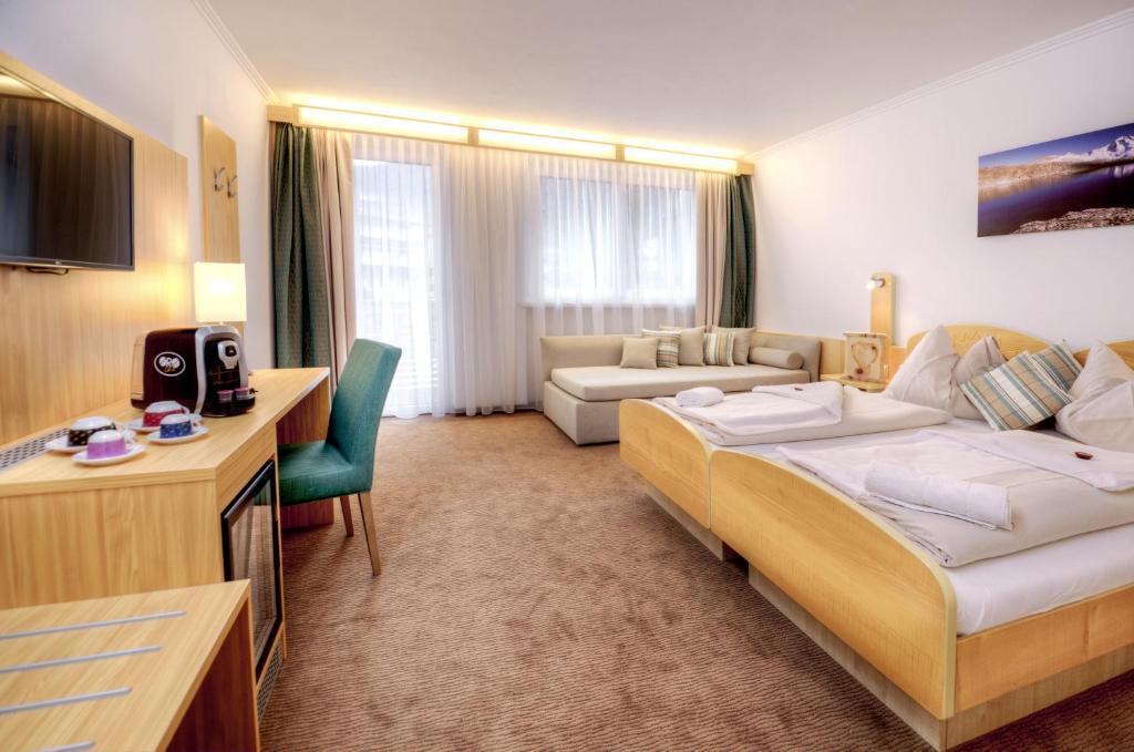 Двухместный (Двухместный номер с 1 кроватью или 2 отдельными кроватями и балконом) отеля Hotel Bergkristall, Флаттах
