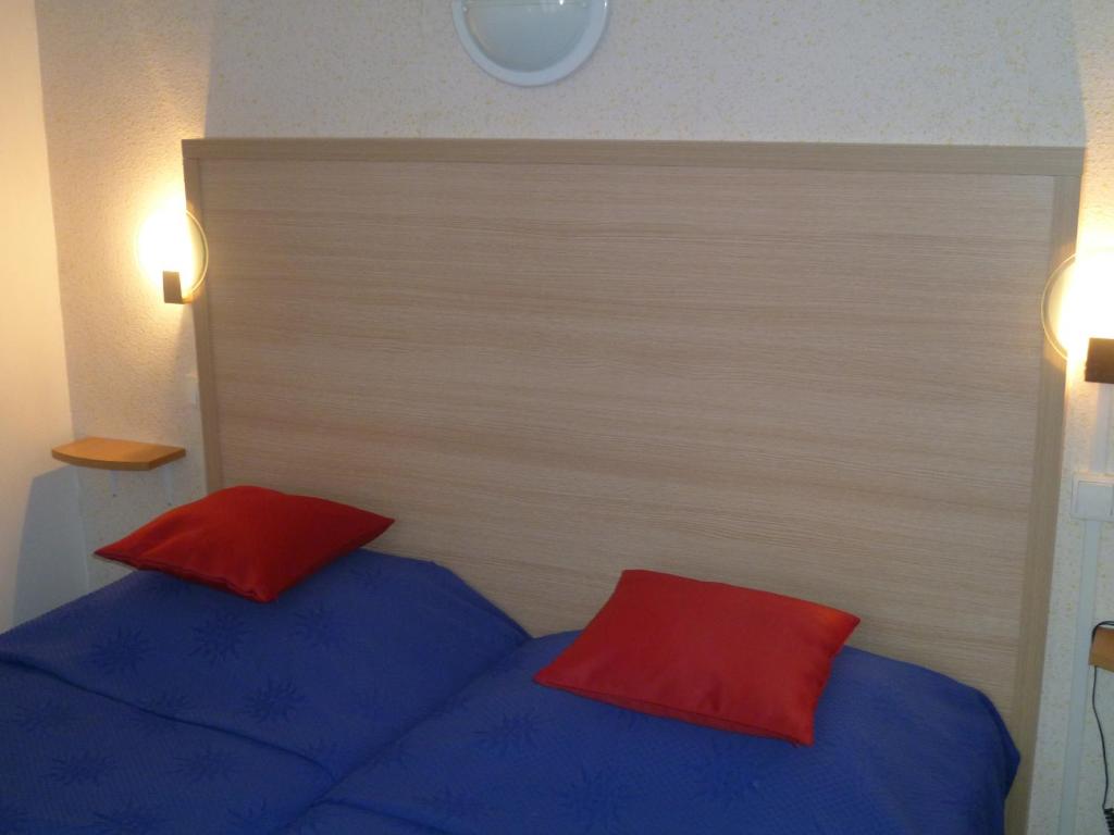 Двухместный (Стандартный двухместный номер с 2 отдельными кроватями и общим туалетом) отеля Hôtel Beauséjour Nevers, Невер