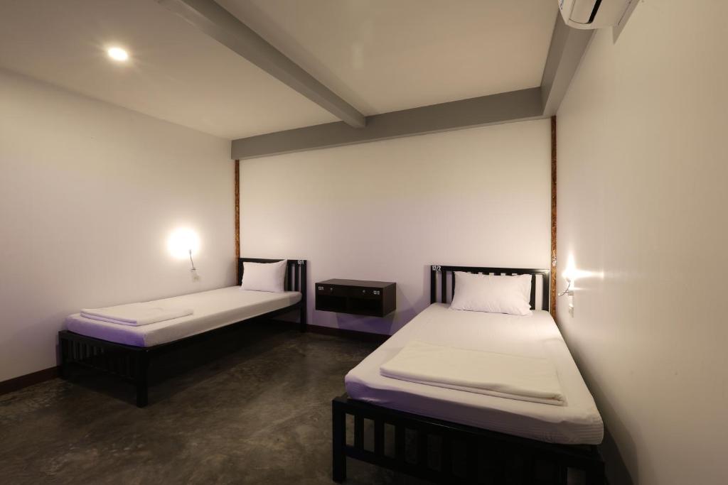 Двухместный (Стандартный двухместный номер с 2 отдельными кроватями и общей ванной комнатой) хостела Balcony Party Hostel - Adult Only +18, Краби