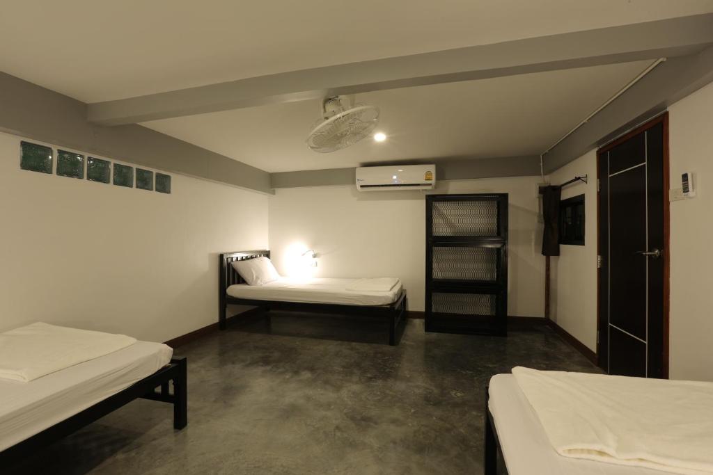 Трехместный (Трехместный номер с основными удобствами и общей ванной комнатой) хостела Balcony Party Hostel - Adult Only +18, Краби