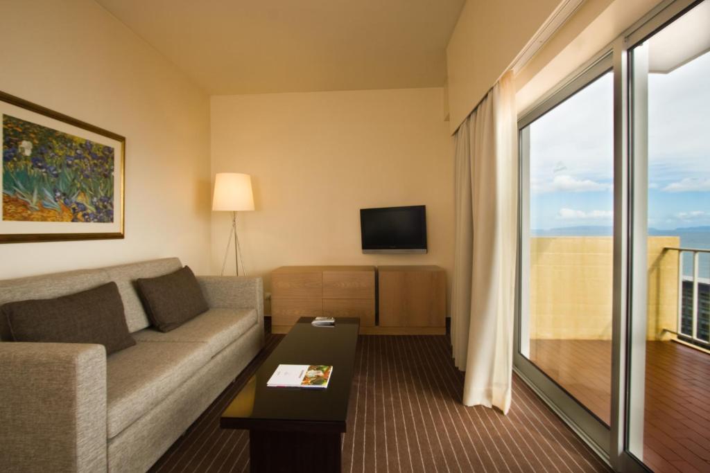 Сьюит (Представительский люкс с видом на море) отеля Hotel Girassol - Suite Hotel, Фуншал