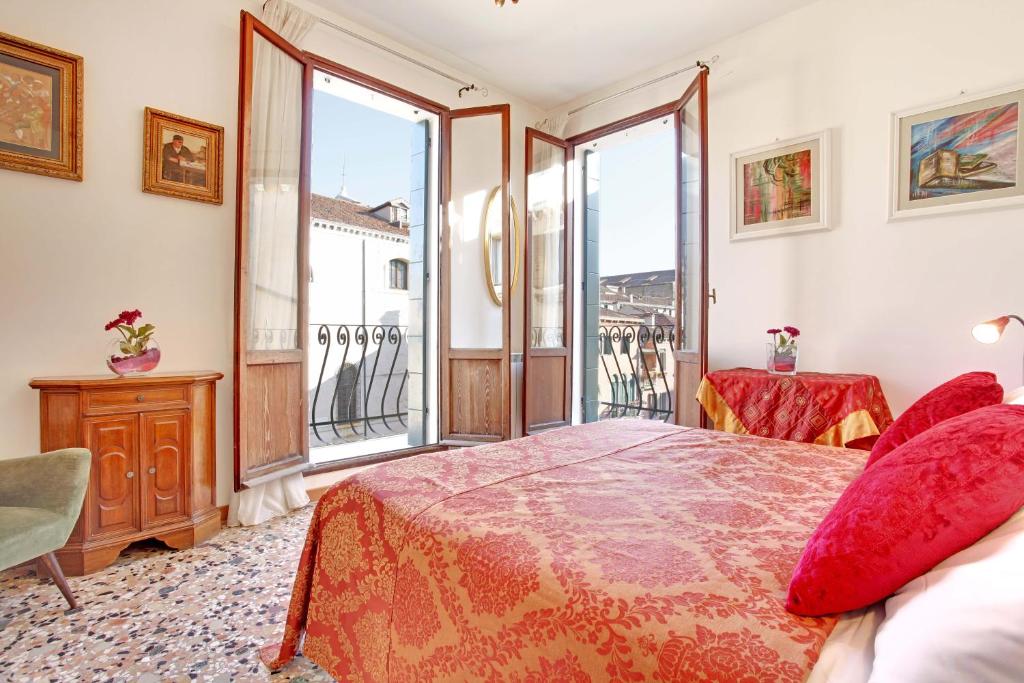 Апартаменты (Апартаменты с 2 спальнями и террасой, вид на канал - Cannaregio 2438) апартамента Grimaldi Apartments, Венеция