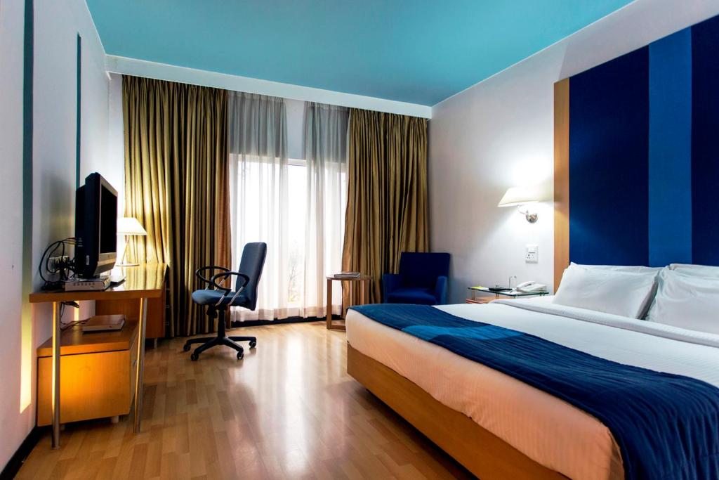 Апартаменты (One-Bedroom Suite with 25% Discount on Food & Beverages) отеля Hotel Royal Orchid, Бангалор