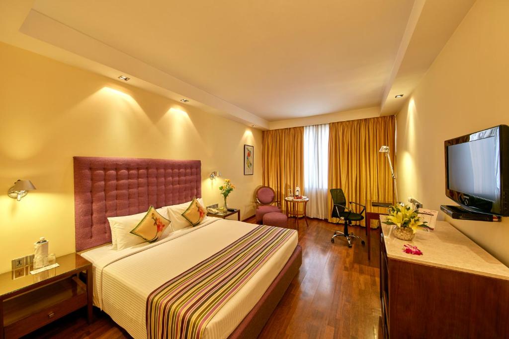 Двухместный (Club Room with 15% discount on Food & Beverages) отеля Royal Orchid Central, Bangalore, Бангалор