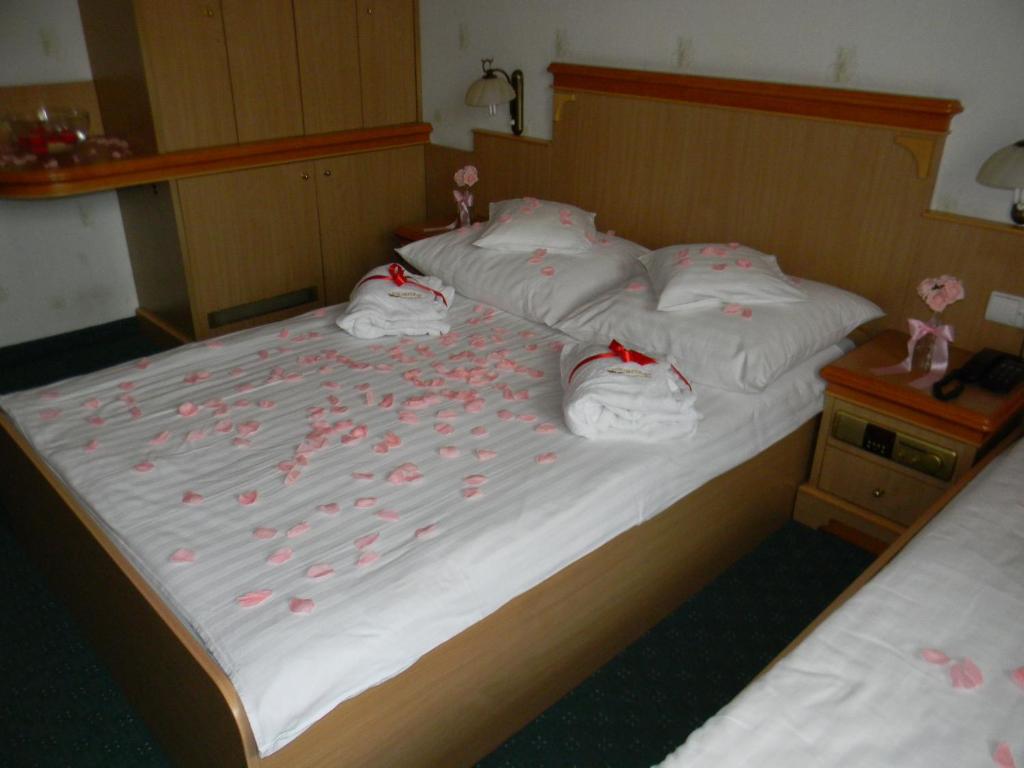 Двухместный (Двухместный номер с 1 кроватью или 2 отдельными кроватями и пакетом спа-услуг) апарт-отеля Kompleks Olimpia Lux Resort & SPA, Щирк