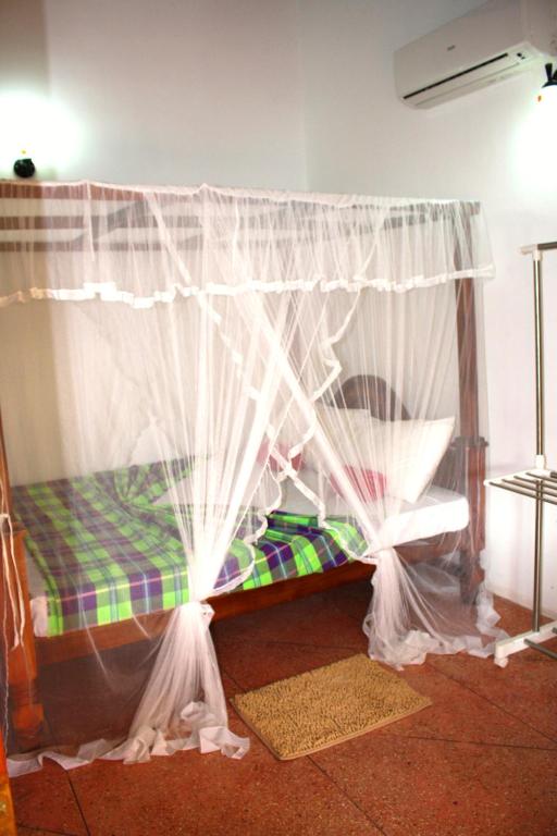 Двухместный (Улучшенный номер с кроватью размера «king-size») отеля Happy Coconut, Унаватуна