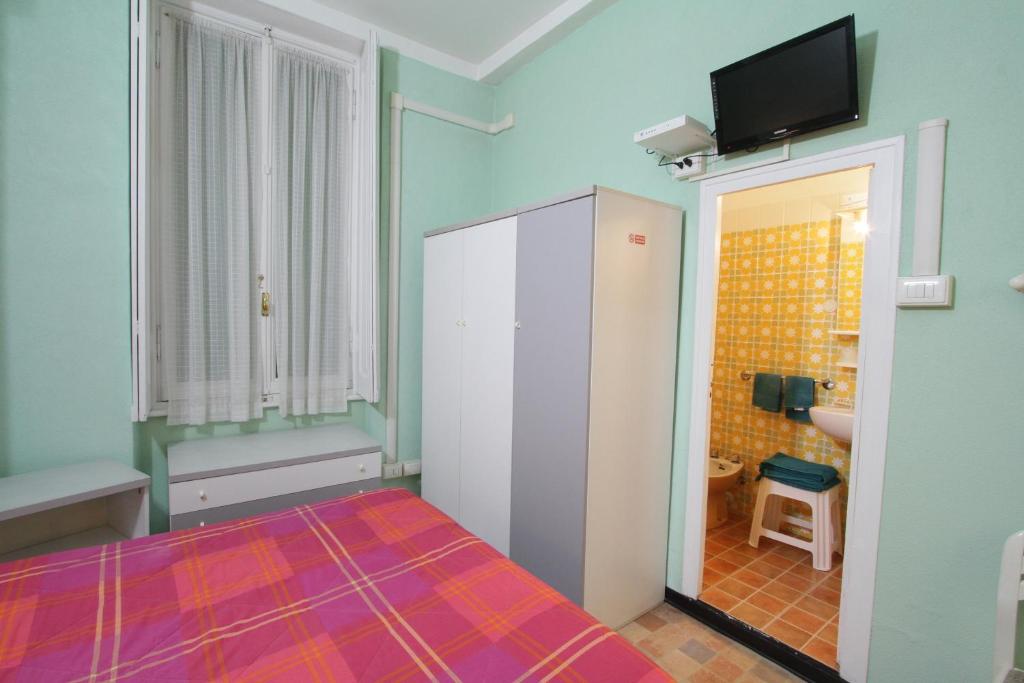 Двухместный (Двухместный с 1 кроватью или 2 отдельными кроватями и душем) отеля Hotel Barone, Генуя