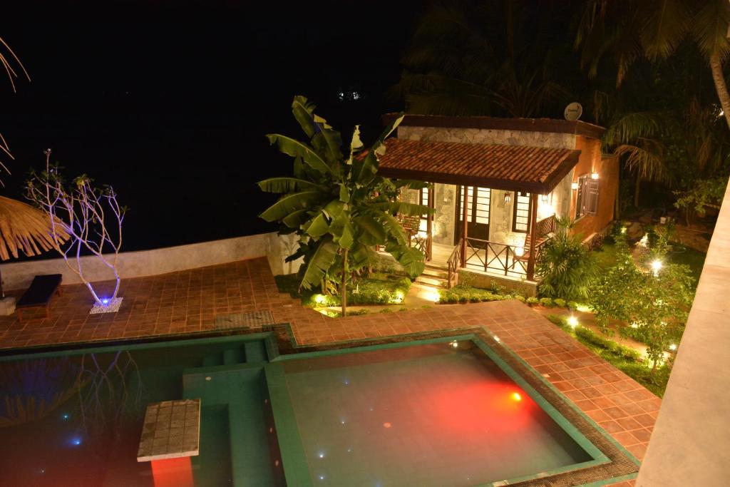 Вилла (Улучшенная вилла с видом на бассейн) отеля Villa Pinnawala & Restaurant, Пиннавела
