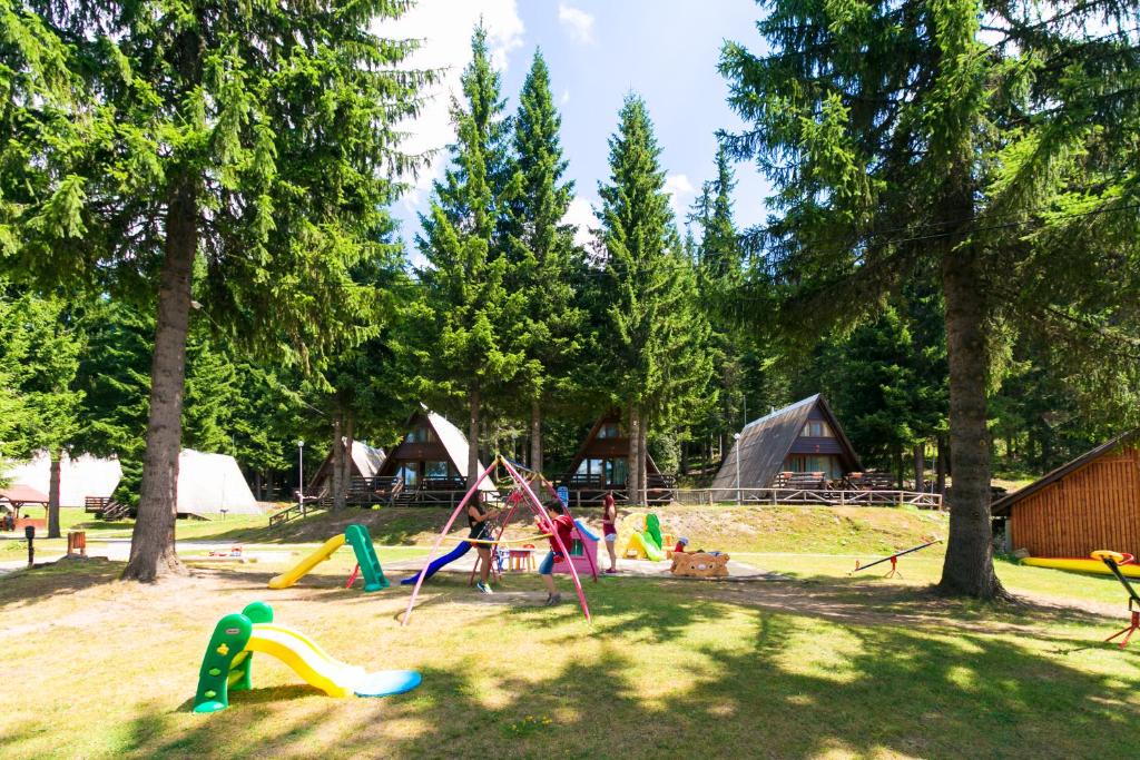 Холидей форест увильды. Green Forest Holiday Village 5*. Green Forest Holiday Village. Лес Холидейс Владимирская.