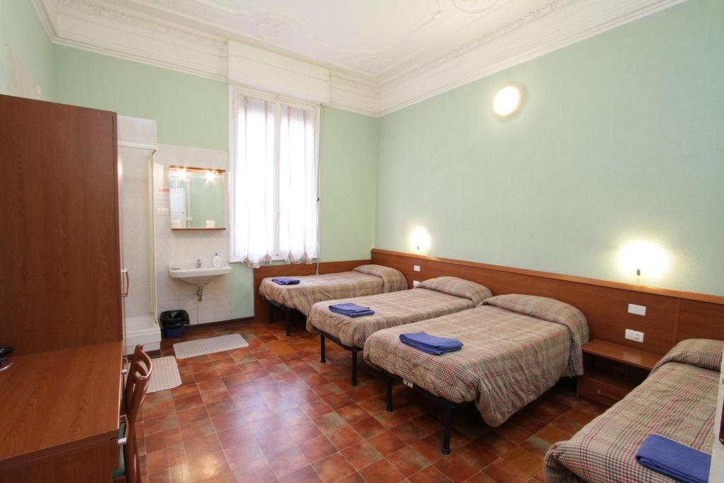 Четырехместный (Четырехместный номер с душем) отеля Hotel Barone, Генуя