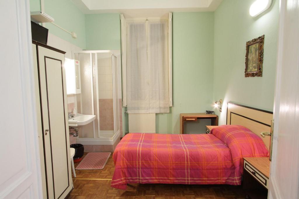 Одноместный (Стандартный одноместный номер с душем) отеля Hotel Barone, Генуя
