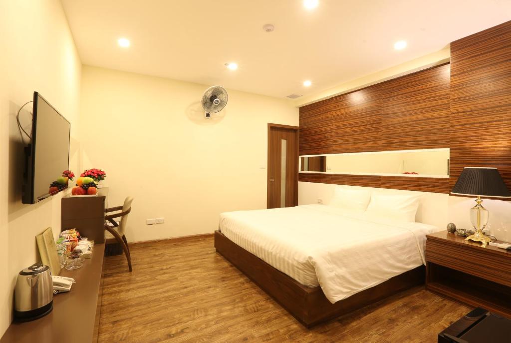 Двухместный (Улучшенный номер с кроватью размера «queen-size») отеля Au Viet Hotel, Ханой