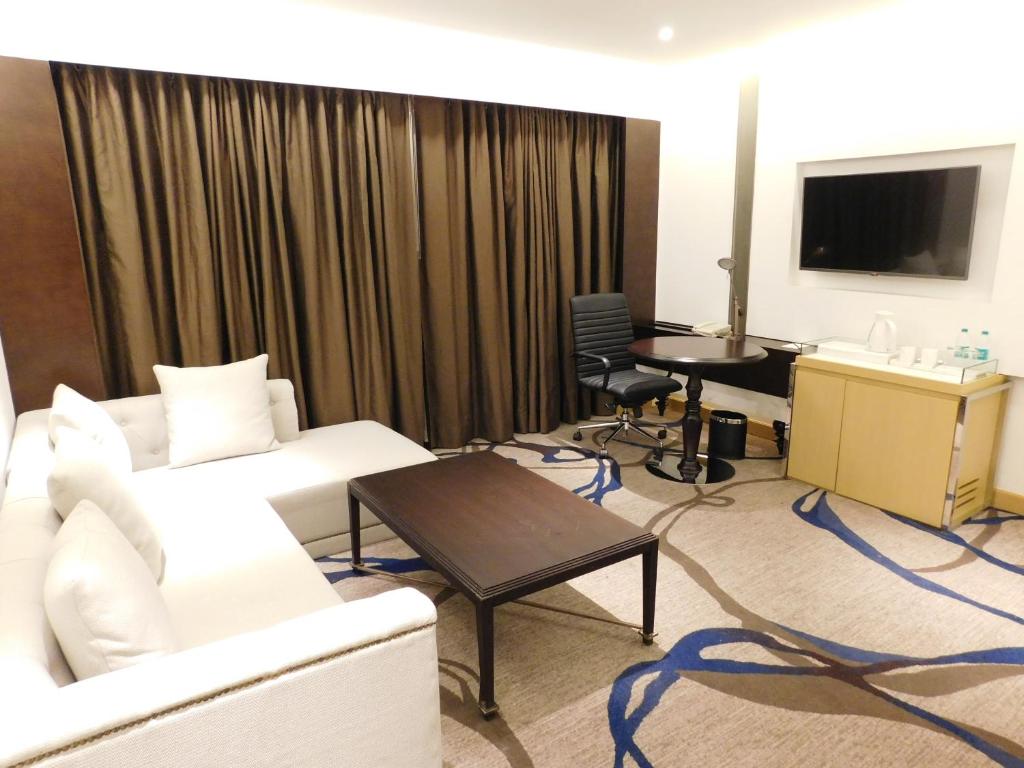 Сьюит (Luxury Suite With one way Airport Transfer , 25% discount on Food and soft beverage,1+1 Happy hours), Pride Plaza Hotel, Aerocity New Delhi