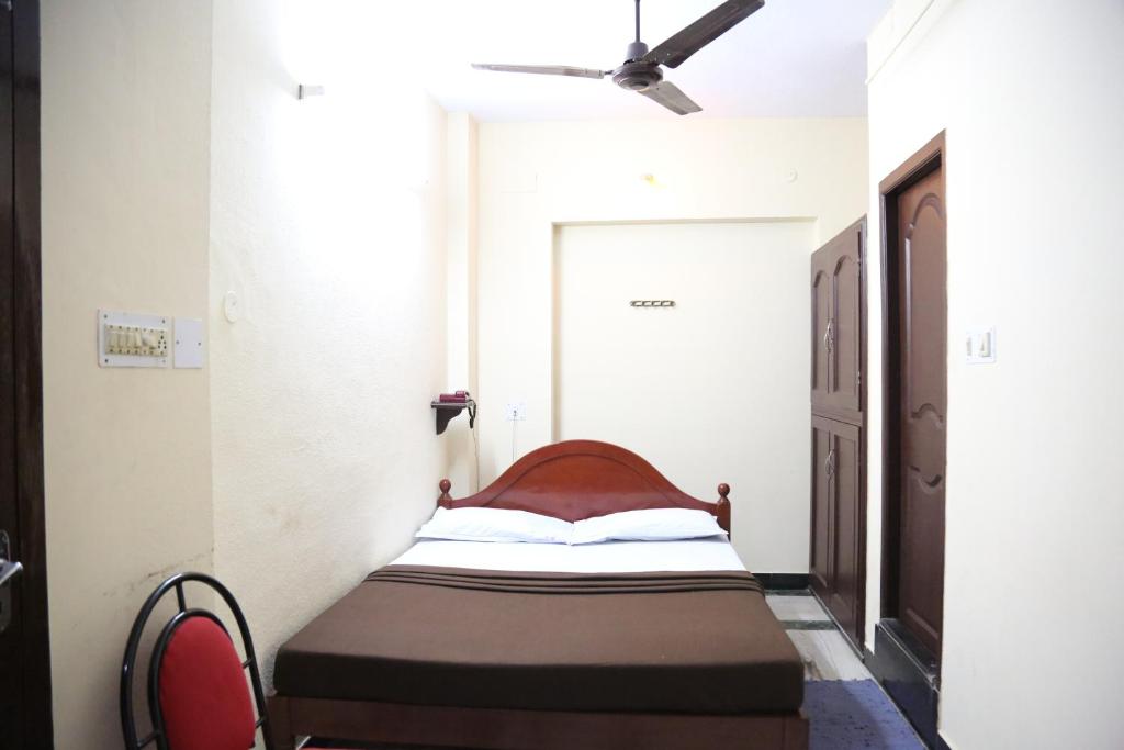 Двухместный (Стандартный двухместный номер с 1 кроватью) отеля Rmc travellers inn, Ченнаи