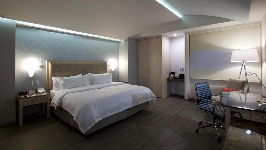 Двухместный (Стандартный номер с кроватью размера «king-size» – Для некурящих) отеля Holiday Inn Express Mexico- Toreo, Мехико