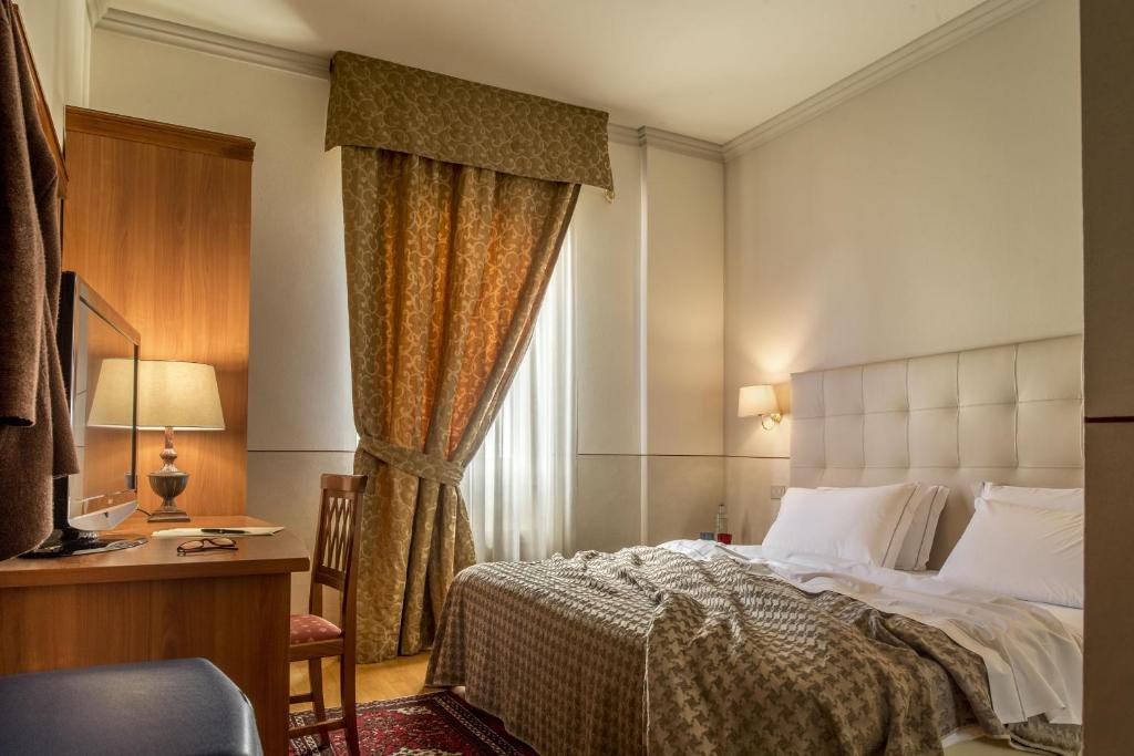 Двухместный (Стандартный двухместный номер с 1 кроватью или 2 отдельными кроватями) отеля Hotel Ambasciatori, Брешиа