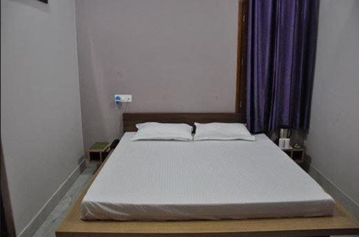 Двухместный (Двухместный номер Делюкс с 1 кроватью (для 2 взрослых и 1 ребенка)) гостевого дома Vijaya Guest House, Тируваннамалай