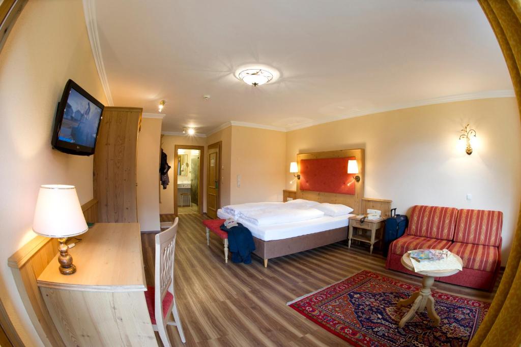 Двухместный (Двухместный номер «Комфорт» с 1 кроватью или 2 отдельными кроватями и балконом) отеля Das Pfandler Hotel, Визинг
