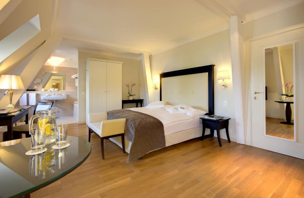 Двухместный (Двухместный номер Делюкс с 1 кроватью и видом на озеро) отеля Château d'Ouchy, Лозанна