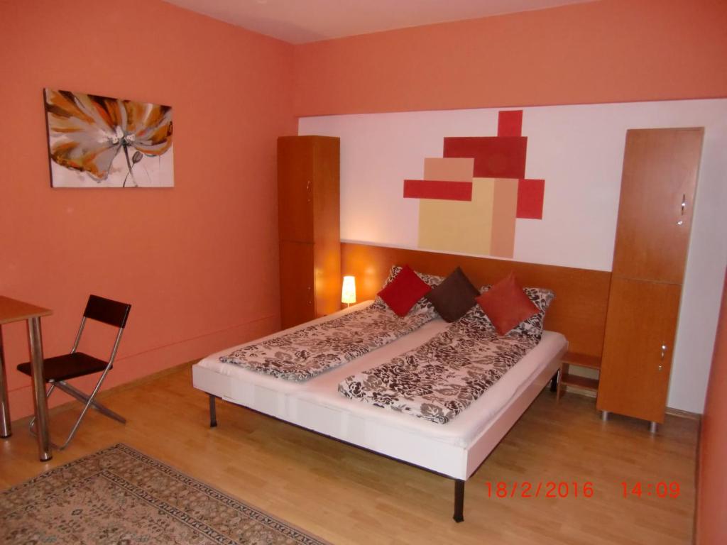 Двухместный (Двухместный номер с 1 кроватью и собственной ванной комнатой) хостела JugendStube Hostel, Брашов