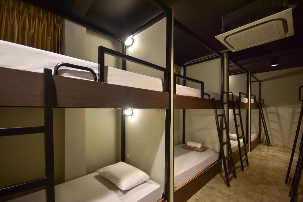 Номер (Спальное место на двухъярусной кровати в общем номере для мужчин и женщин) хостела Inn Stations Hostel, Бангкок