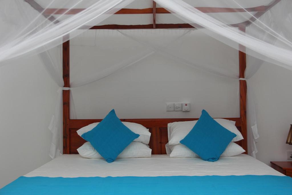 Двухместный (Двухместный номер с 1 кроватью и балконом) отеля Savenrose Beach Villa, Матара